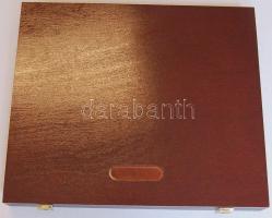 Éremtartó kazetta fából, új állapotban 12 férőhelyes