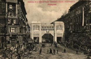 Budapest V. Andrássy út, Spanyol király tiszteletére emelt diadal kapuval, Schimmelpfeng tudakozóda, Takarékpénztár; Divald Károly (r)