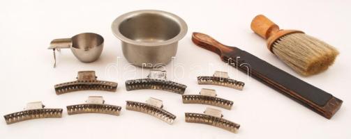 Régi borotvakészlet: fenő, pamacs, tálka, stb.