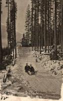 Tátralomnic, téli sportpálya, Palota-forduló, szánkózó férfiak / winter sport field, sledding men (ázott / wet damage)