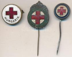 3db-os Vöröskereszt jelvény és kitűző tétel, közte ~1910-1920. "Magyar Vöröskereszt Ifjúsági Osztálya" zománcozott Br kitűző T:2,2-