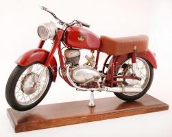 cca 1960 Csepel Pannonia egyedi motorkerékpár makett, fa talapzaton, rendkívül részletgazdag kidolgozással. Az állványról levehető. Minden része mozgatható. Szép állapotban. / Csepel Pannonia modell motorcycle, good condition 42x24 cm