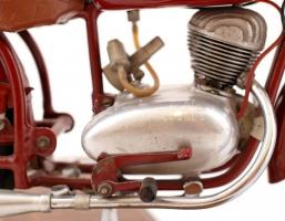 cca 1960 Csepel Pannonia egyedi motorkerékpár makett, fa talapzaton, rendkívül részletgazdag kidolgo...