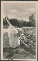 cca 1955 Szarvas Janina (1935- ) táncosnő aláírása őt magát ábrázoló fotólapon
