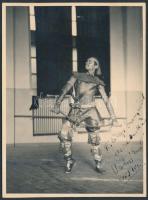 Vashegyi Ernő (1920- ) táncos aláírása őt magát ábrázoló fotólapon