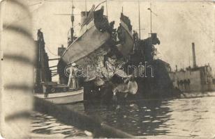 Azonosítatlan sérült hadihajó / unidentified damaged warship, photo (EB)
