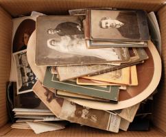 cca 1870-1960 Nagy fotó tétel: cipősdoboznyi vegyes fotó, sok keményhátú, átnézetlen,