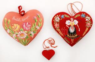 1939 A Medikus-bál alakalmából készült díszes emlékszívek, összesen 3 db bejegyzésekkel, szép állapotban. Hímzett selyem, a legnagyobb 15x12 cm