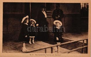 Die kaiserliche Familie am Bahnhof / Charles IV, Zita and their children at the railway station