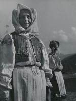 cca 1950 Botta Ferenc (1919-1968): Szlovák asszony, jelzés nélküli vintage fotóművészeti alkotás a szerző hagyatékából, hátoldalán felsorolva mikor és hol publikálták nevével a fényképet, a szerző testvérének kézírása, 24x18 cm