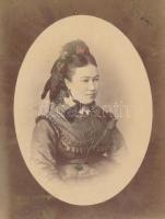 cca 1880 Finoman színezett női műtermi portré a XIX. századból, 15x11 cm