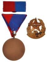 1964. "Munkásőr" Br kitüntetés mellszalagon, szalagsávon miniatűrrel sérült tokban + 1985....