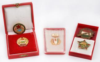 5db klf munkásőr és "KISZ" jelvény, közte ~1960. "Munkásőr" szolgálati zománcozott jelvény 5 év szolgálat után eredeti dísztokban, "Kiváló Munkásőr" aranyozott, zománcozott jelvény nem eredeti tokban T:2