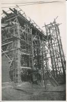 cca 1935 Pobuda fotó: Szalma szigetelésű ház építése Győrben, feliratozott, pecséttel jelzett fénykép, 17,5x11,5 cm