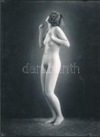 cca 1925-1930 Demeter Károly (1892-1983) párizsi korszakából való finoman erotikus jelzetlen fénykép, azonos méretű üveglemez negatívról készült, későbbi kontakt másolat a szerző hagyatékából, 24x18 cm