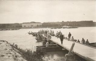 Komárom, katonai pontoon híd, katonák, Előd gőzös / military pontoon bridge, soldiers, steamship, photo