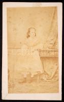 cca 1862 Habsburg-Lotaringiai Gizella Lujza Mária főhercegnő (1856-1932) osztrák főhercegnő, magyar és cseh királyi hercegnő, Ferenc József császár és király és Erzsébet császárné és királyné leánya, házassága révén bajor hercegné eddig ismeretlen gyermekkori kabinetfotója, 10x6cm /  Portrait of Archduchess Gisela of Austria (1856-1932), 10×6 cm