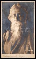 1922 Rabindranáth Tagore (1861-1941) indiai költő, író, zeneszerző, festő fotója Vanek prágai műterméből, fotólap, 13x8cm