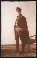 Kiss Ferenc (1889-1966) Kossuth-díjas magyar orvos, anatómus, egyetemi tanár fotója díszmagyarban Brunhuber budapesti műterméből, fotólap, 13x8cm