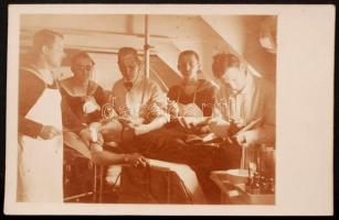 1914 SMS Kronprinz Erzhorg Rudolf fedélzeti kórház műtét fotólap, verzón feliratozva, 9x14cm
