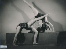 cca 1935 Leichtner Erzsébet vintage fotója Szentpál Olga tánccsoportjának (iskolájának) legfiatalabb tagjairól, matricával jelzett, 16,5x22 cm