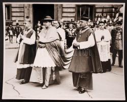 cca 1930 Szent jobb körmenet Serédi Jusztinián (1884-1945) tudós, egyházjogász, érsek, bíboros, hercegprímás vezetésével Horthy Istvánnal, 11x14cm