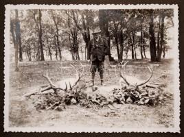 1929-37 Vitéz B.L. vadászemlékei fotóalbum 38db feliratozott fotóval, cca 9x11cm