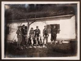 1929-37 Vitéz B.L. vadászemlékei fotóalbum 38db feliratozott fotóval, cca 9x11cm