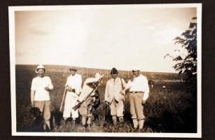 1929-37 Vitéz B.L. vadászemlékei fotóalbum 38db feliratozott fotóval, cca 9x11cm