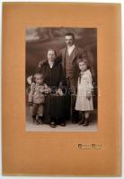cca 1940 Homonnai Nándor makói műtermében készült családi fotó, 19x13 cm, karton 32x22 cm