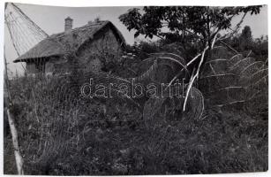 cca 1980 Horváth Lajos: Halásztanya a Velencei-tónál, feliratozott vintage fotóművészeti alkotás, 30x40 cm