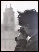 cca 1950 Réti Pál: Fényképező kislány, feliratozott vintage fotóművészeti alkotás a szerző hagyatékából, 40x30 cm