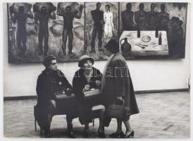 1969 Darkó István: Tárlaton, matricával jelzett, feliratozott vintage fotóművészeti alkotás a szerző hagyatékából, kartonra kasírozva, 30x40 cm