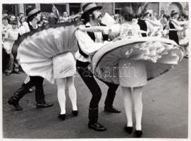 cca 1980 Schütz István: Nézőpont, feliratozott vintage fotó, 29x40 cm