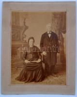 cca 1865 Idős házaspár műtermi fényképe, az adott korban viszonylag nagy méretben, 25x19 cm, karton 32x25 cm