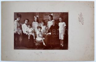 cca 1918 Szászrégen, Scheffel Béla, a Szászrégen és vidéke Takarék és Hitel Rt. főkönyvelője feleségével Lator Margittal és hét gyermekükkel, 13x19 cm, karton 21x32 cm