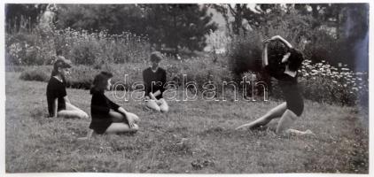 cca 1964 Dezső Pál (Kecskemét): Modern gimnasztika, feliratozott vintage fotóművészeti alkotás a szerző hagyatékából, kiállítási emlékjeggyel, 18x39 cm