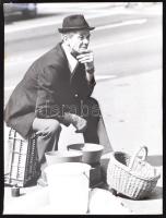 cca 1970 Kalocsai Rudolf: Szolnoki árus, feliratozott vintage fotó, 40x30 cm