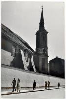 cca 1960 Dezső Pál (Kecskemét): Esztergomi városrész, feliratozott vintage fotóművészeti alkotás a szerző hagyatékából, kartonra kasírozva, 39x26 cm