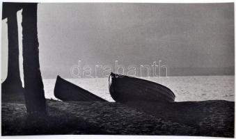 cca 1962 Jónás L.: Csónakkikötő, pecséttel jelzett, feliratozott vintage fotóművészeti alkotás, 22x38 cm