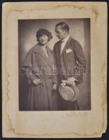 cca 1920 Csipkay Zoltán festőművész és felesége Székely Aladár (1870-1940) műtermében, aláírt vintage fotó, 22x17 cm, karton (foltos) 33x25 cm