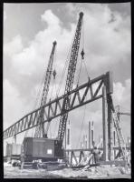 cca 1970 Szegfű József: Keretbeemelés (építkezés Székesfehérváron) feliratozott vintage fotó, 40x30 cm