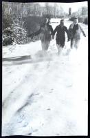 cca 1950 Illés József: Friss hóban, pecséttel jelzett, feliratozott vintage fotóművészeti alkotás, 40x26 cm