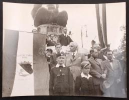 1940 (Nagy)Szalontai országzászló avatás Budapesten 1940 szept. 22-én, beszédet mond dr. Kiss Ferenc orvosprofesszor,  N.S.T. Képhírszolgálat fotója, jelzett, 18x24