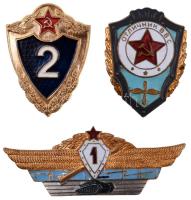 Szovjetunió 3db klf katonai jelvény, közte 1. osztályú harckocsizó aranyozott, zománcozott fém jelvény T:2 Soviet Union 3pcs of diff military badges, with 1st class trooper badge, gilt, enamelled C:XF