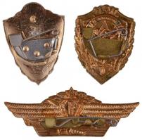 Szovjetunió 3db klf katonai jelvény, közte 1. osztályú harckocsizó aranyozott, zománcozott fém jelvé...