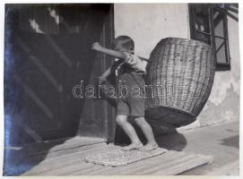 cca 1934 Pöltinger Gusztáv: Kosárral, jelzés nélküli vintage fotóművészeti alkotás a szerző hagyatékából, 29x34 cm
