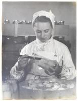 cca 1950 Medgyesi László (Kecskemét): Birsalma elrakás, feliratozott vintage fotóművészeti alkotás, 40x30 cm