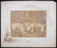 1896. szeptember 5. Aranylakodalom, családi csoportkép egy kastély kertjében, 18x24 cm, karton karton 30x36 cm