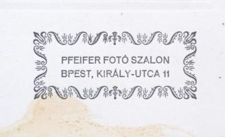 1929 Gyermekszépségverseny (első helyezett?) kislány fotója, jelzett (Pfeiffer Fotó Szalon), kartonr...